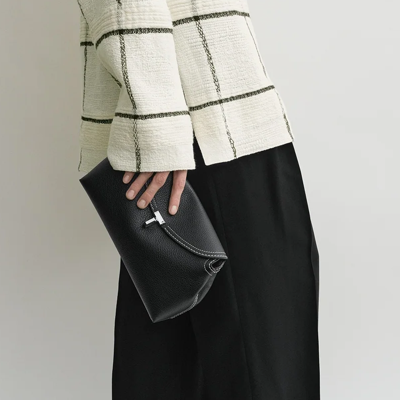 T-Lock Clutch Cuir Grainé Noir Argent